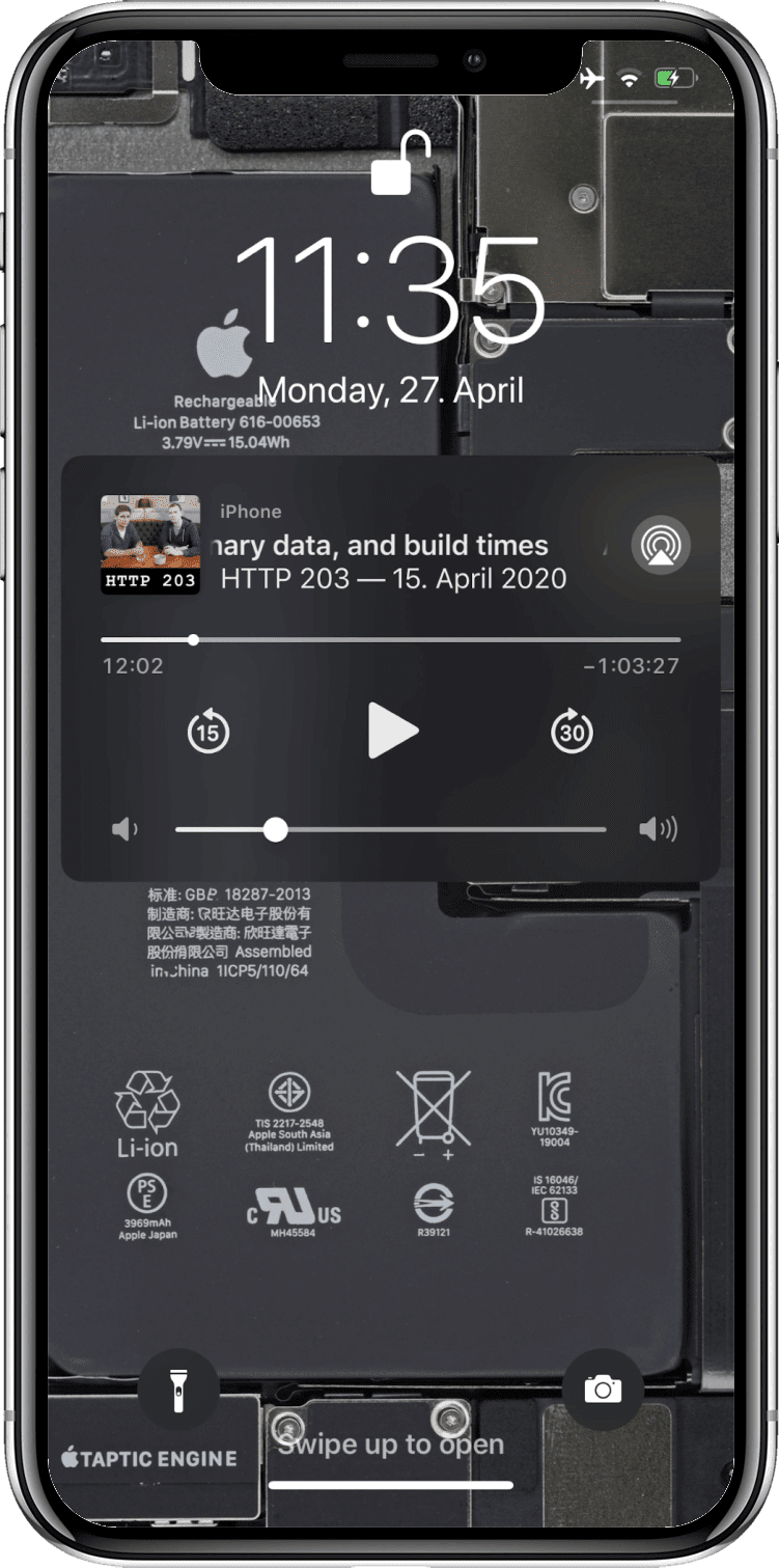 풍부한 메타데이터가 포함된 팟캐스트 에피소드를 보여주는 잠금 화면의 iOS 미디어 재생 위젯