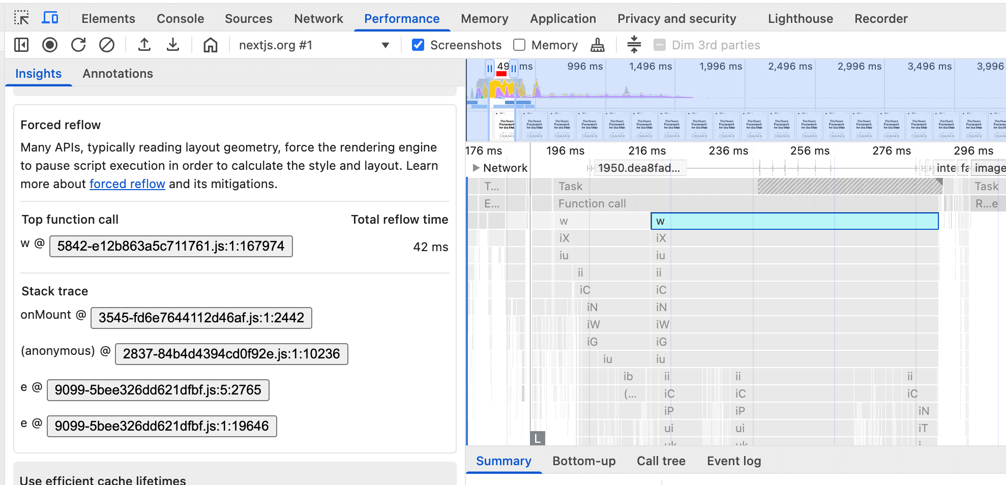 DevTools affiche une information sur le reflow forcé identifiant une fonction appelée "w" qui provoque un reflow forcé.