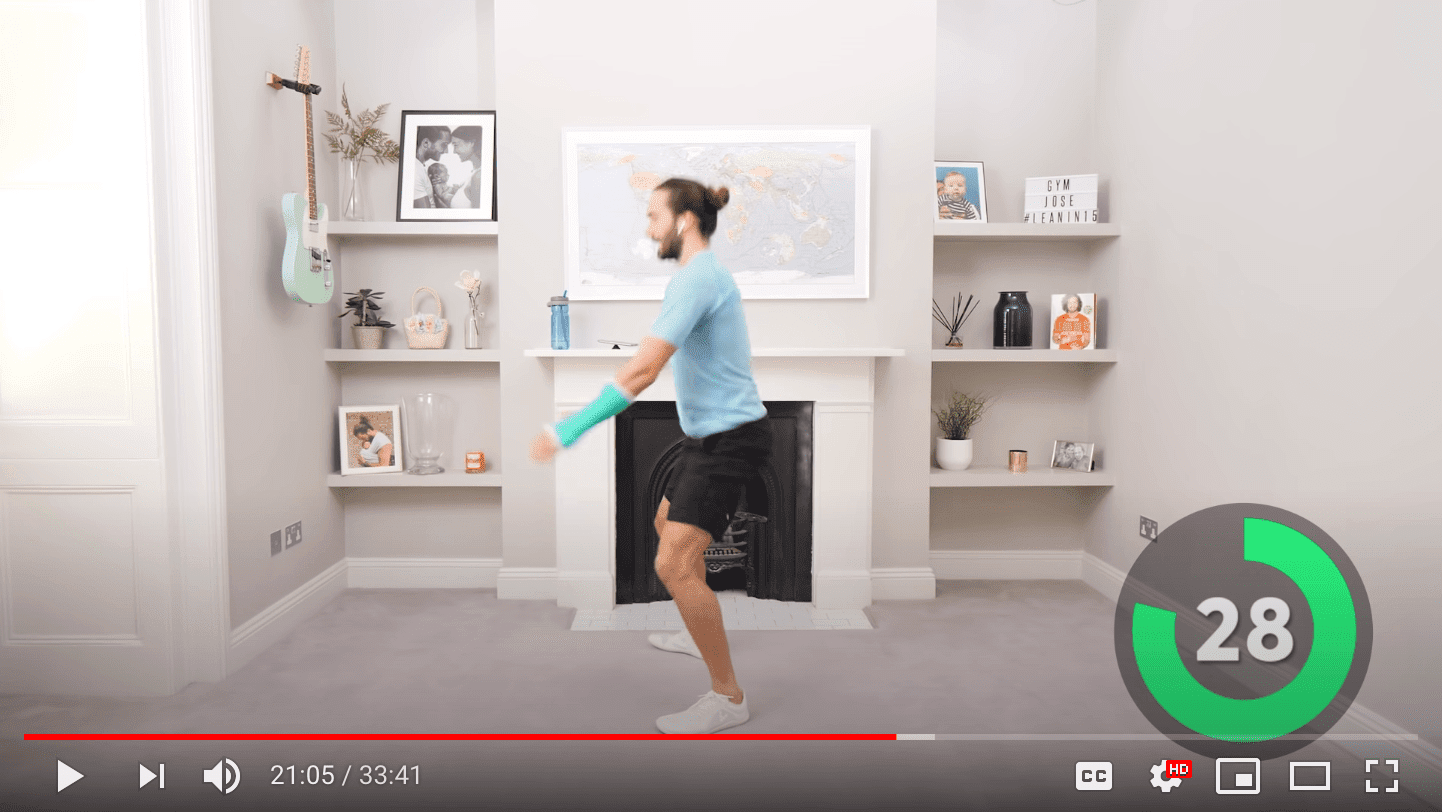 Sesi pelatihan HIIT online dengan penghitung waktu intensitas tinggi berwarna hijau.
