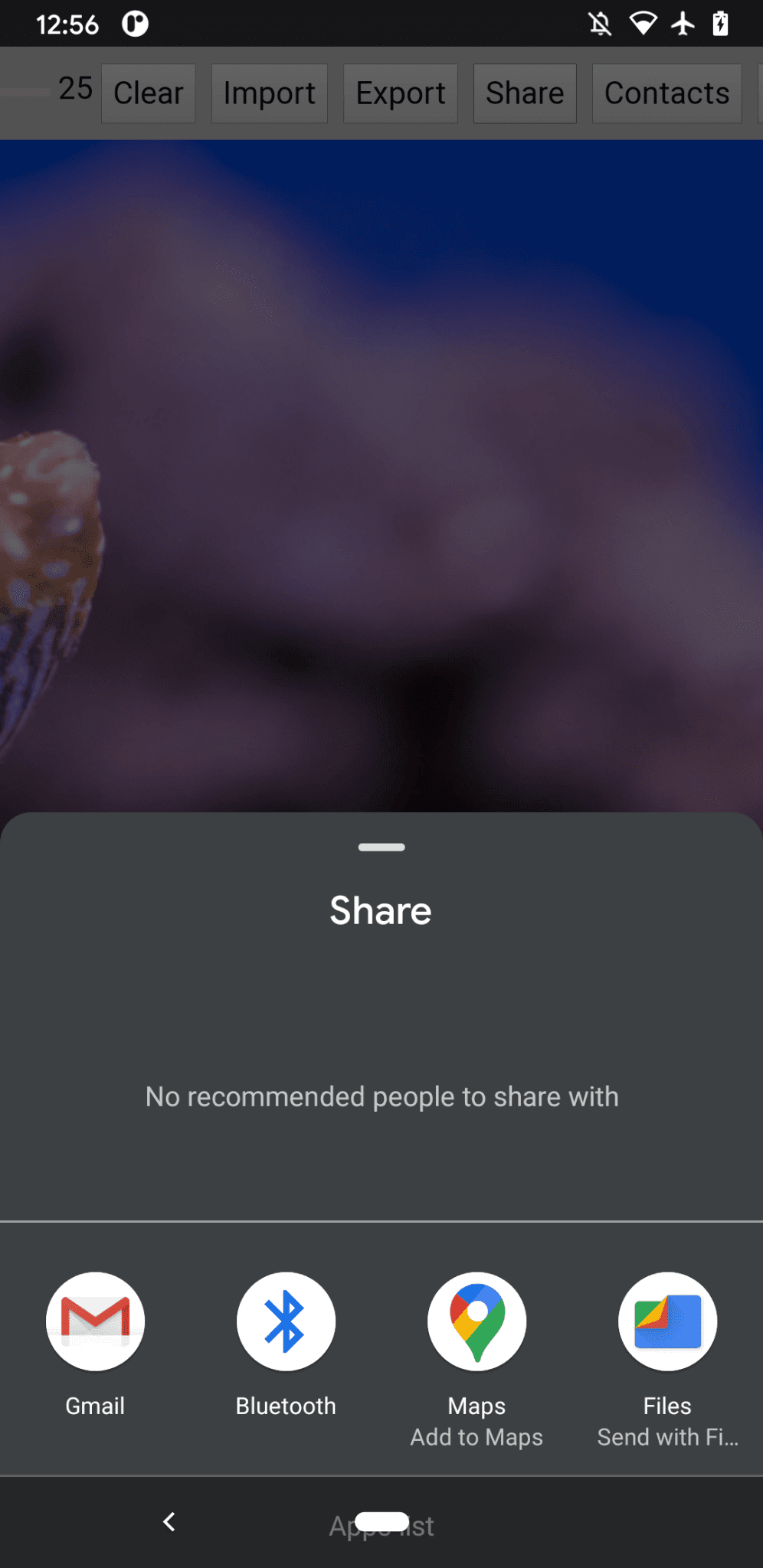 A folha de compartilhamento no nível do SO mostrando vários apps para compartilhar a imagem.