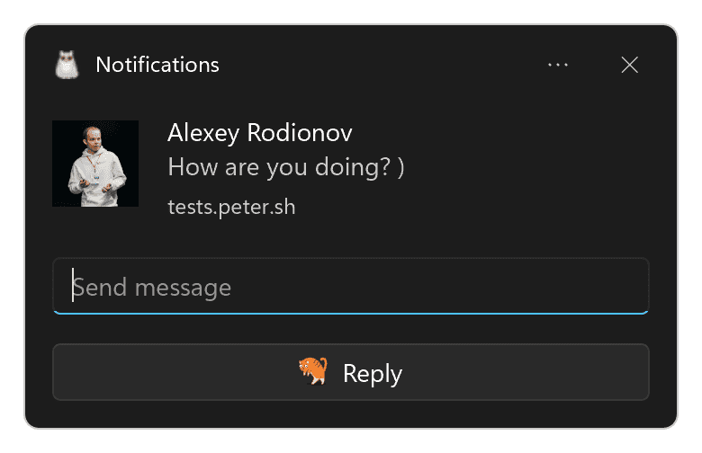 Powiadomienie w Windows z polem do wpisywania tekstu i przyciskiem odpowiedzi