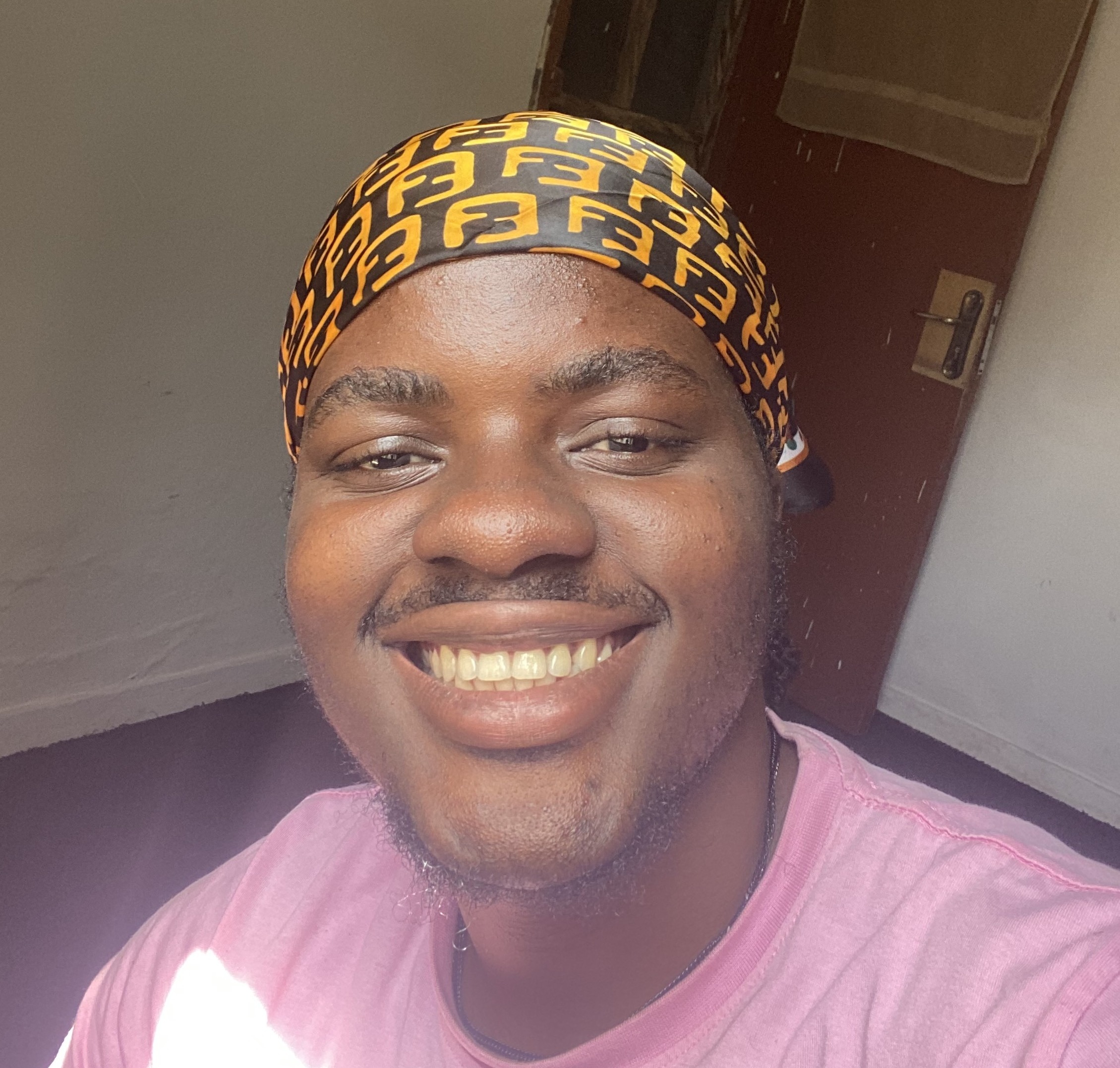 Portrait d'Olu Olushuyi.