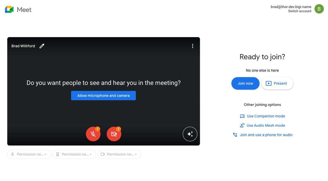 O app Google Meet em uma reunião em andamento em que o usuário entrou sem permitir o acesso à câmera e ao microfone. Um botão no centro oferece ao usuário a opção de permitir o acesso a ambos.